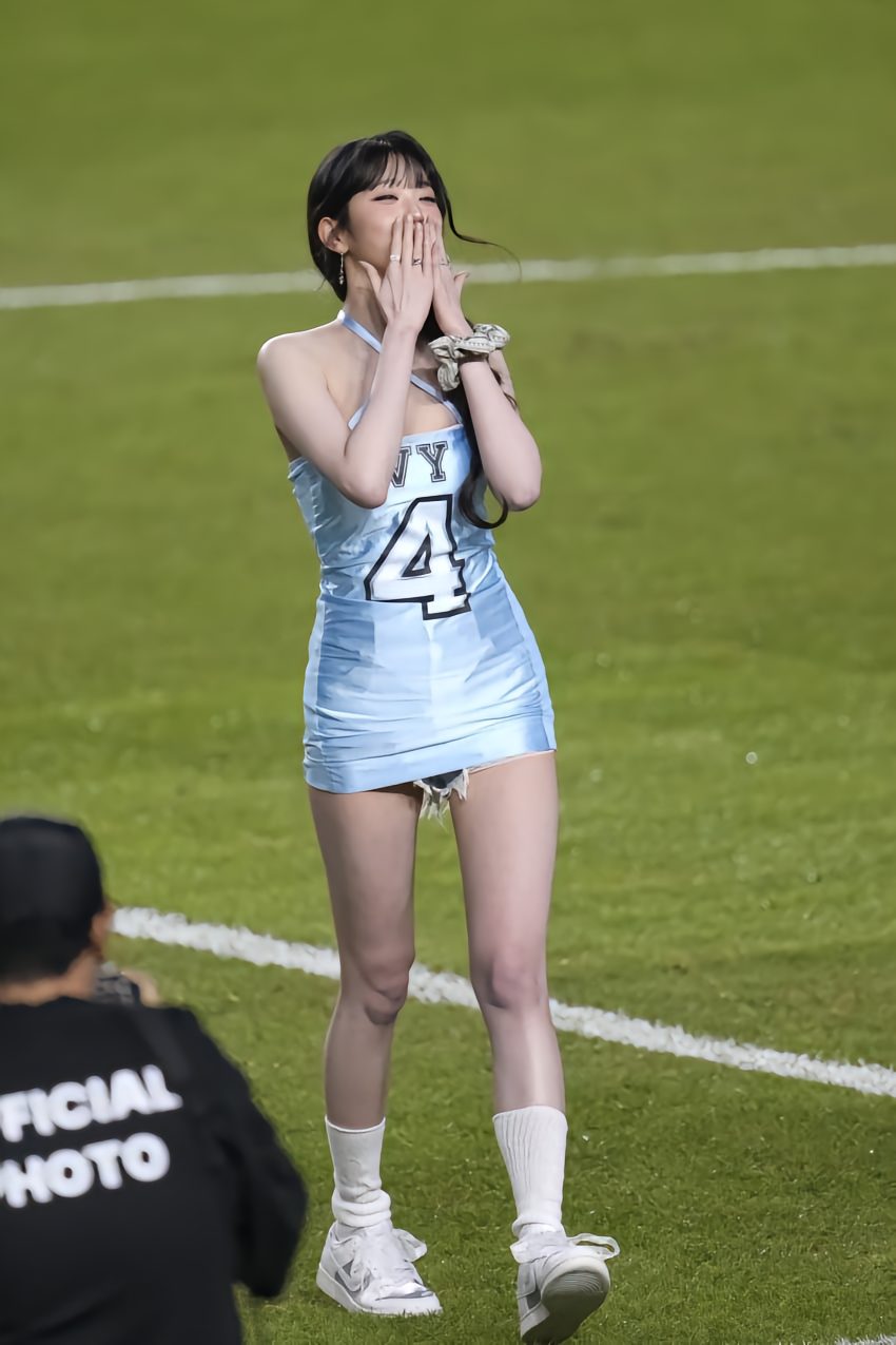 Jang Wonyoung hóa 'nữ thần' sân cỏ